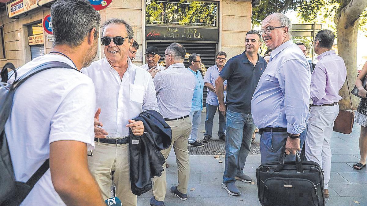 Juan Marí, en primer término, y José María Costa, a la derecha, ayer en Palma.