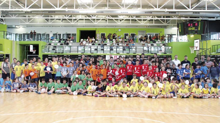 Los alumnos de la escuela municipal de baloncesto, en Navia.