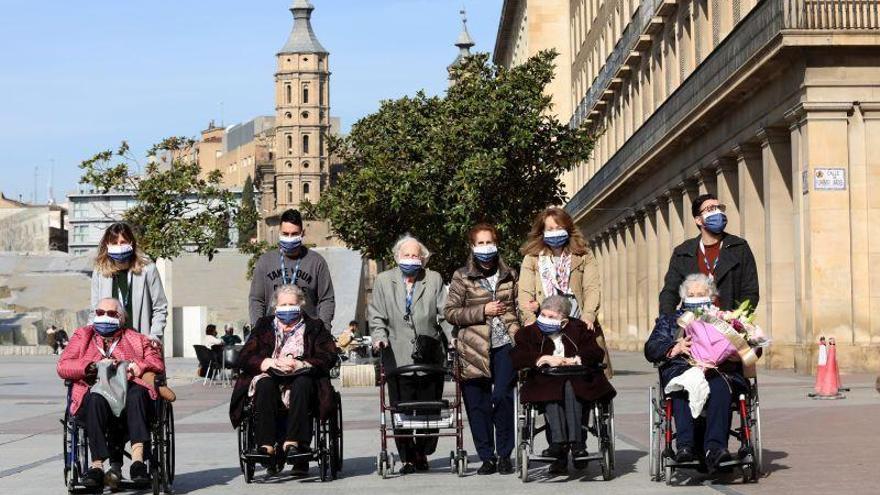 El milagro de la normalidad: los mayores salen de su aislamiento en las residencias en Aragón