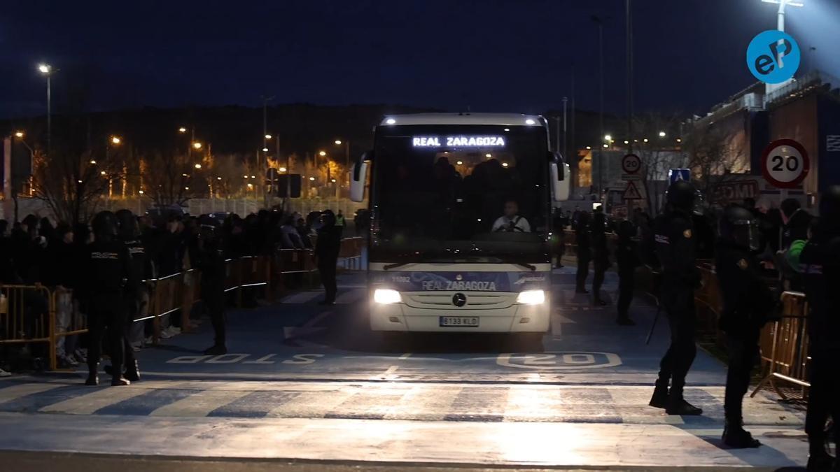 Vídeo | Tensión en la salida del autobús del Real Zaragoza tras la derrota ante el Burgos