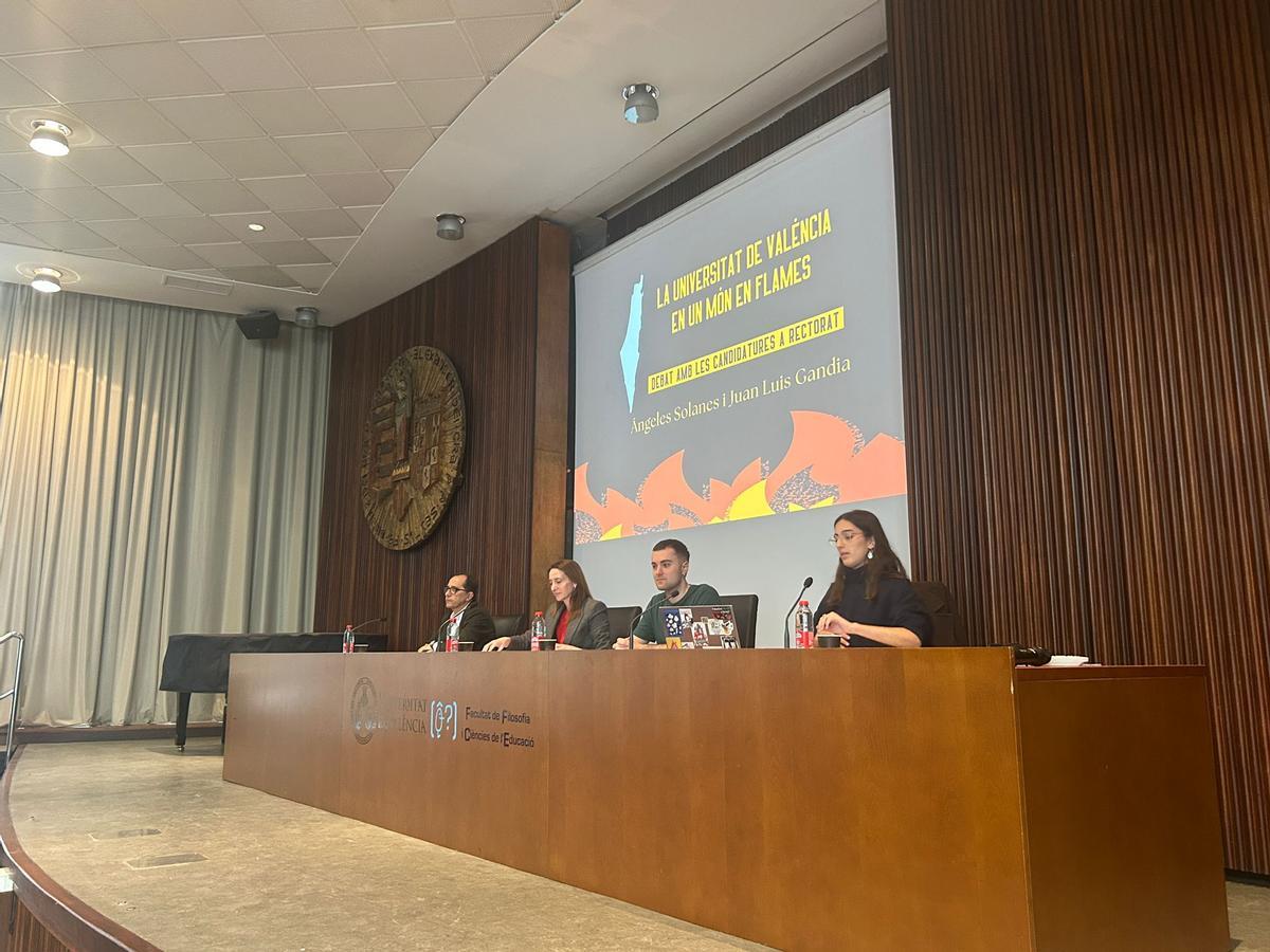Juan Luis Gandía y Ángeles Solanes antes del inicio del debate en la UV sobre Palestina