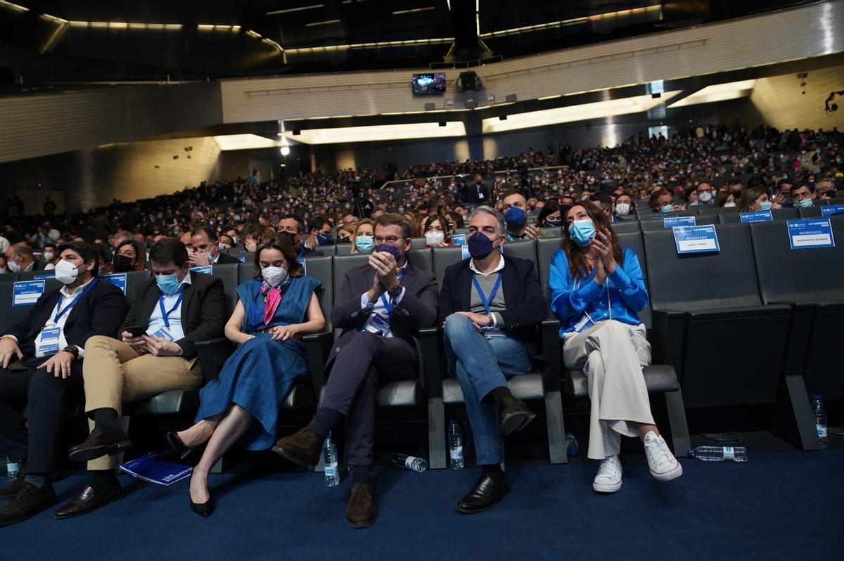 Elías Bendodo y Loles López (d), en el XX Congreso del PP en Sevilla.