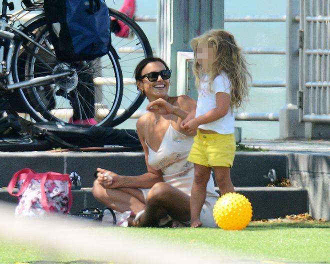 Irina Shayk y su hija Lea De Seine Shayk Cooper, en un parque en Nueva York