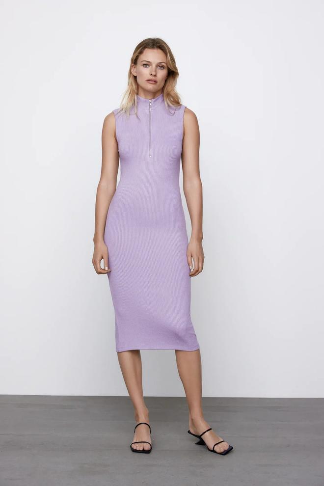 Vestido midi en color lila con cremallera de canalé, de Zara (17,95 euros)