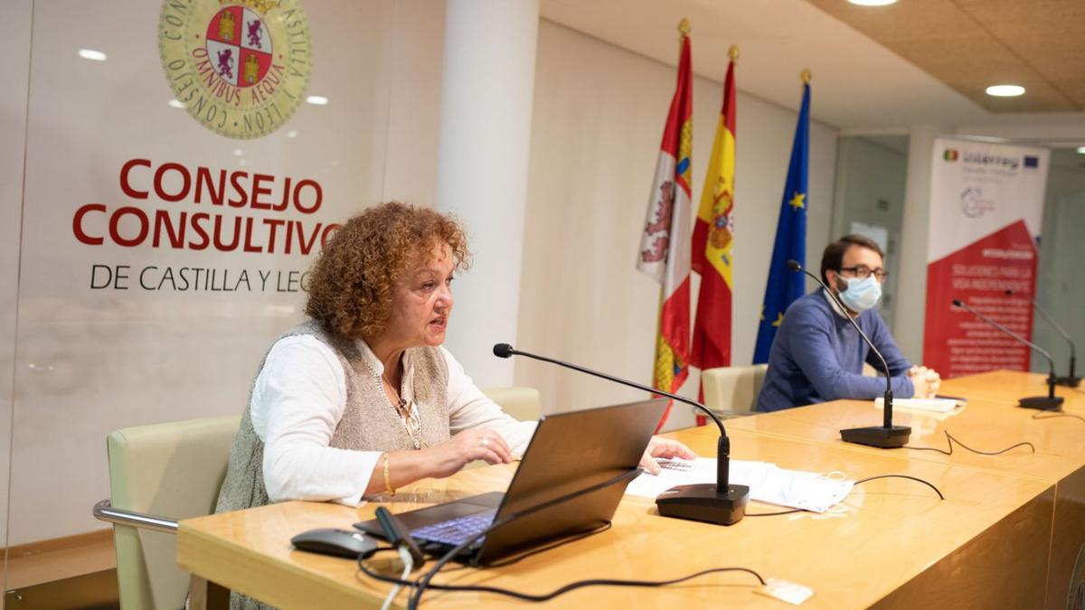 Pablo Sánchez, al fondo, durante el evento. |