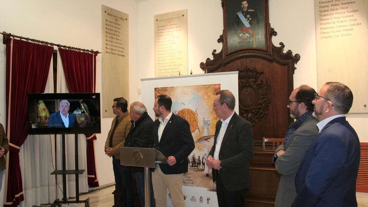 Ángel Latorre, José María Miñarro, Francisco Morales, Ramón Mateos, José María Campoy y José Luis Ruiz Guillén, contemplaban el visionado del vídeo de Semana Santa con el que la ciudad acudirá a Madrid.