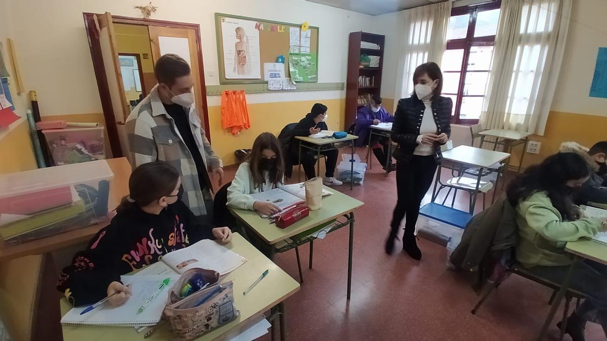 Encarnita Roche y Pablo García, dando clase en sexto de Primaria