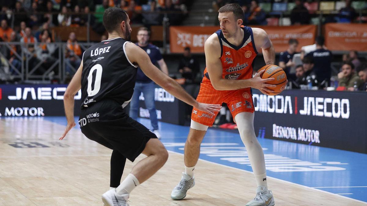 Joe Cremo protege el balón ante Javi López en el Leyma-Cartagena.