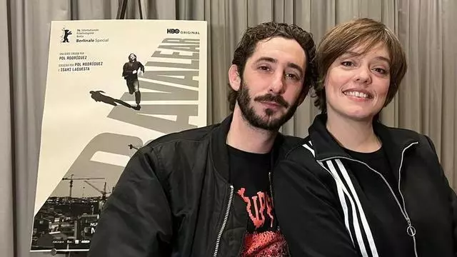 Enric Auquer y María Rodríguez denuncian la especulación que borra los barrios en la nueva serie 'Ravalear'