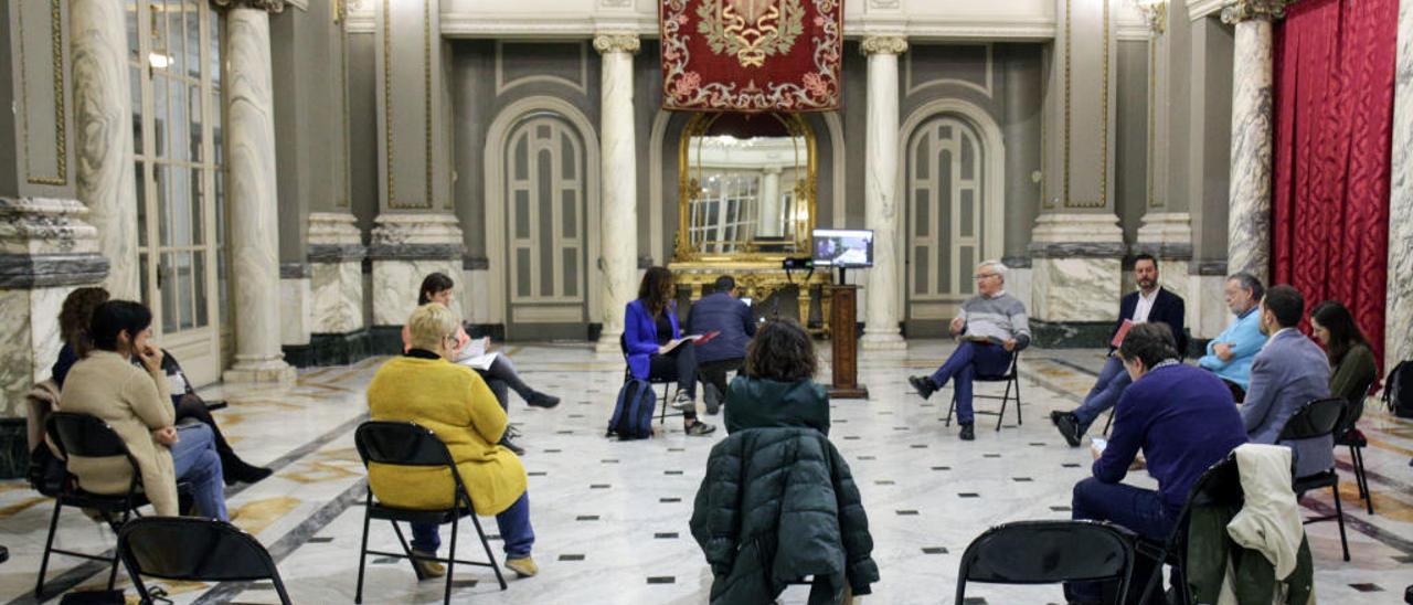 Reunión del gabinete de crisis municipal en el salón de cristal del Ayuntamiento de València.