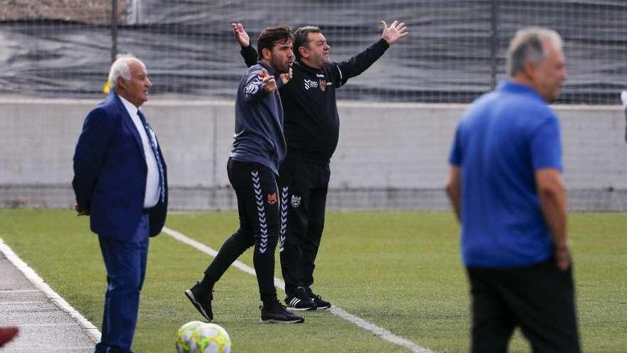 Carlos Pouso junto al segundo entrenador, Jesús Ramos, durante el partido de ayer. // Área 11