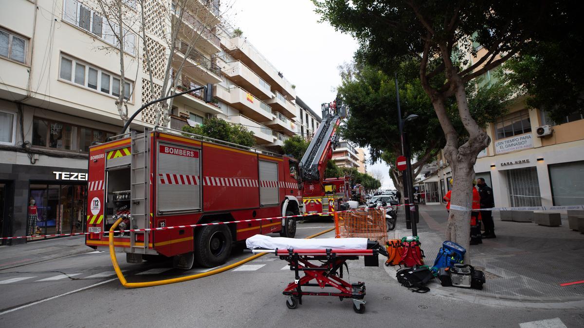 Alarma por un gran incendio en el centro de Ibiza