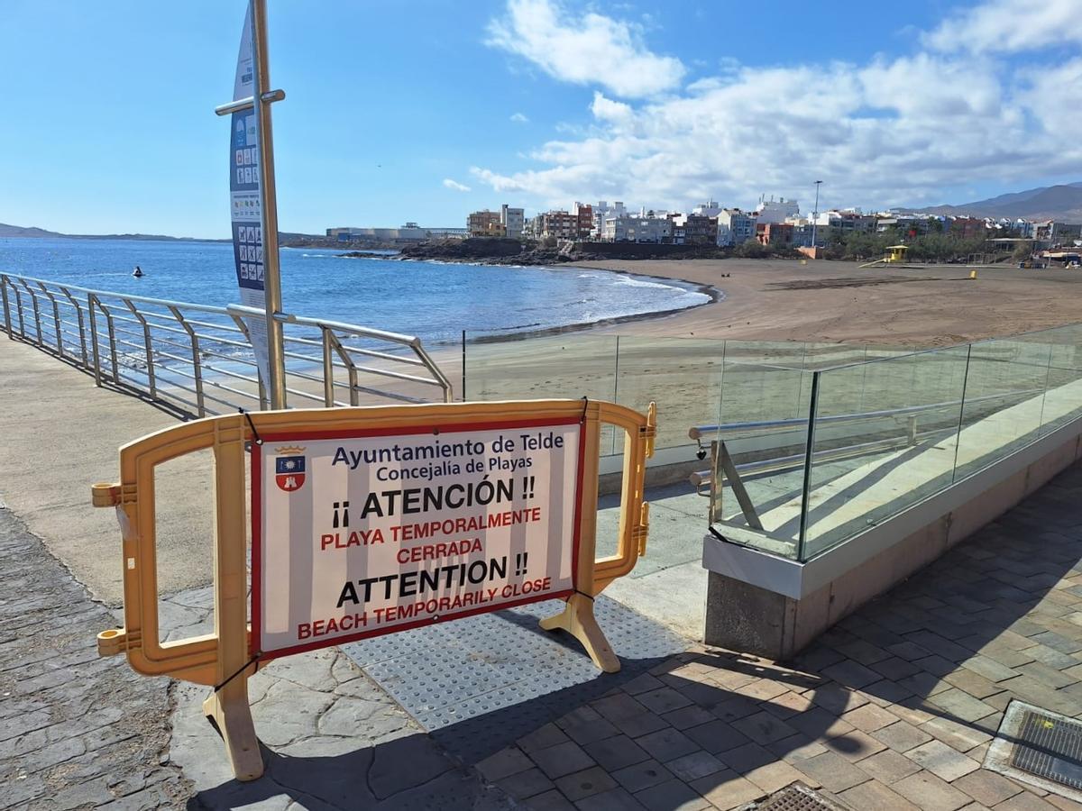 Cartel de prohibido el baño en la playa de Melenara