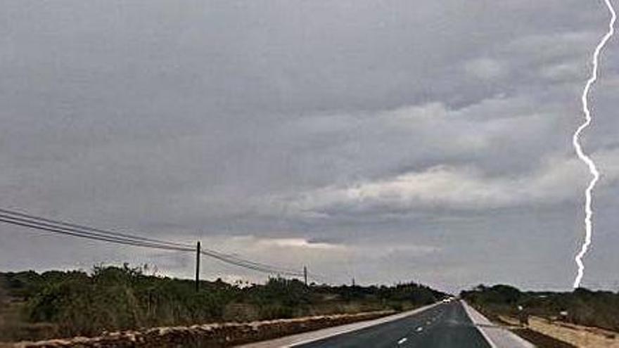 Un rayo cae sobre el campo de Formentera el pasado agosto.