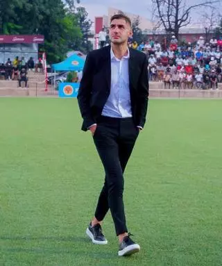 Miguel Corral, el entrenador coruñés de fútbol que triunfa en Botsuana tras pasar por Panamá o la India: "Sacrificamos muchas cosas por el fútbol"