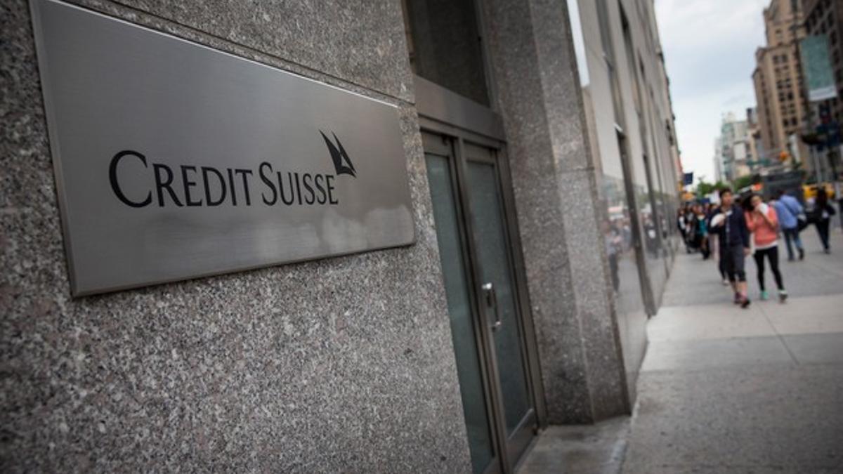 Logo de Credit Suisse en su sede principal en Nueva York, este lunes.