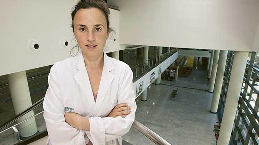 La médico internista Leire Gil, posando en un rincón del Hospital Universitario de Son Espases.