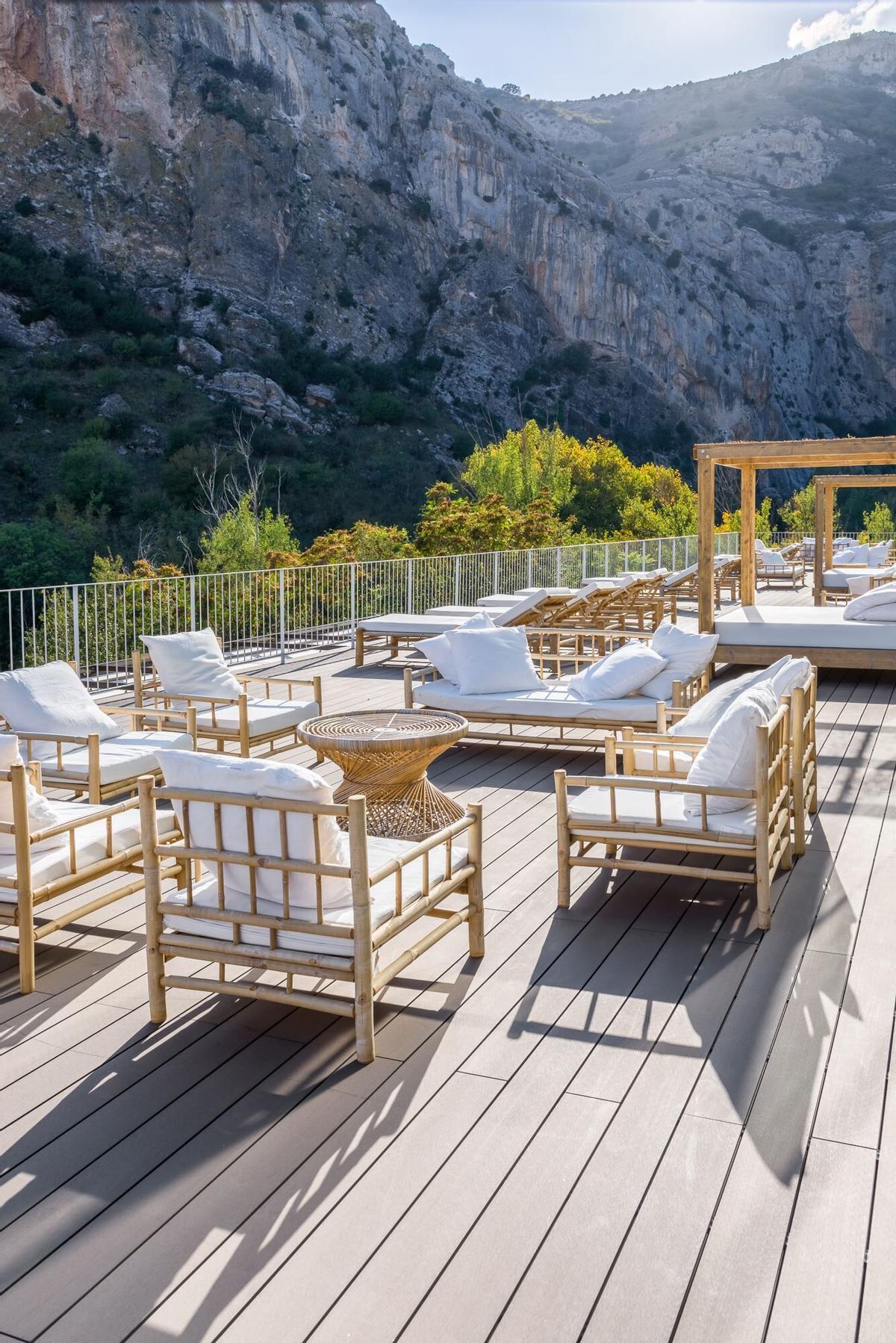 El balneario está situado a 1000 metros de altura rodeado de barrancos y bosques.