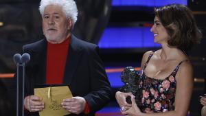 Pedro almodóvar y Penélope Cruz durante la ceremonia de entrega de los Premios Goya 2024.