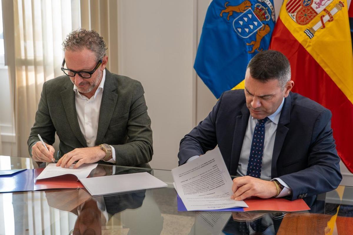Juan Ramón Fuentes (JFT), por la izquierda, y el presidente del Cabildo de Lanzarote, Oswaldo Betancort firman el acuerdo para retirar los soportes publicitarios en el aeropuerto que incumplen la normativa de