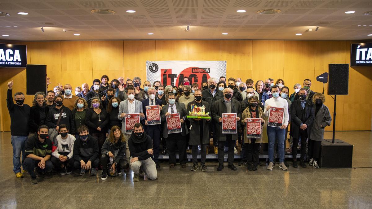 Organitzadors i col·laboradors del festival celebrant el desè aniversari d&#039;Ítaca anit a l&#039;Auditori Teatre Espai de Ter de Torroella de Montgrí