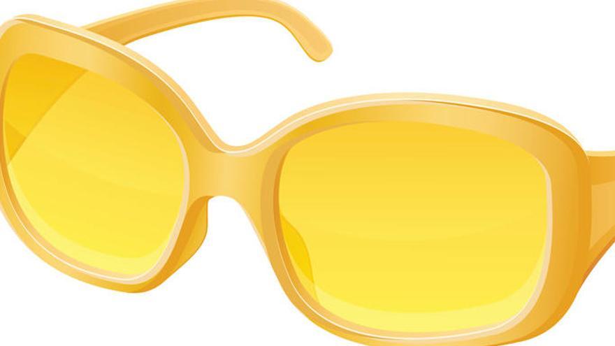 Las gafas de sol amarillas combinan con un &#039;outfit&#039; básico.