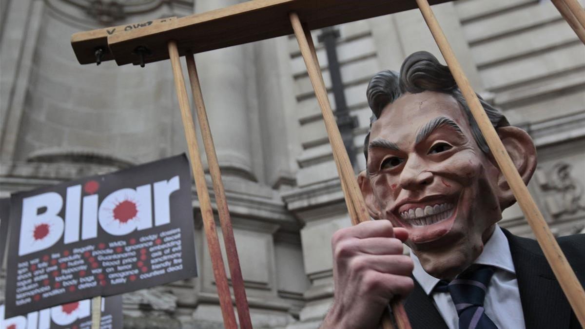 Un activista inglés, con una careta de Tony Blair, en el 2011