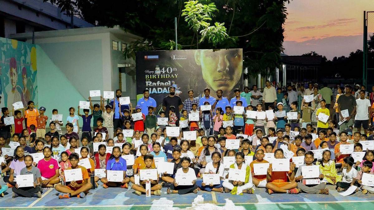 En Anantapur (India), las niñas y niños del proyecto NETS (Nadal Educational Tennis School) felicitaron al extenista mallorquín