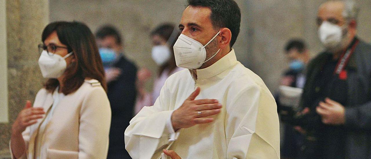 Amancio Moure, junto a su esposa Paz, durante su ordenación ayer como diácono permanente. // I. OSORIO