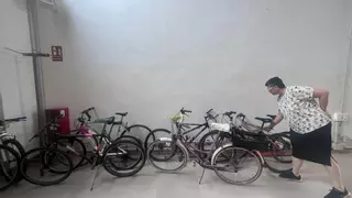 Un grupo de vecinos de Marxuquera recoge bicicletas para los afectados por la DANA