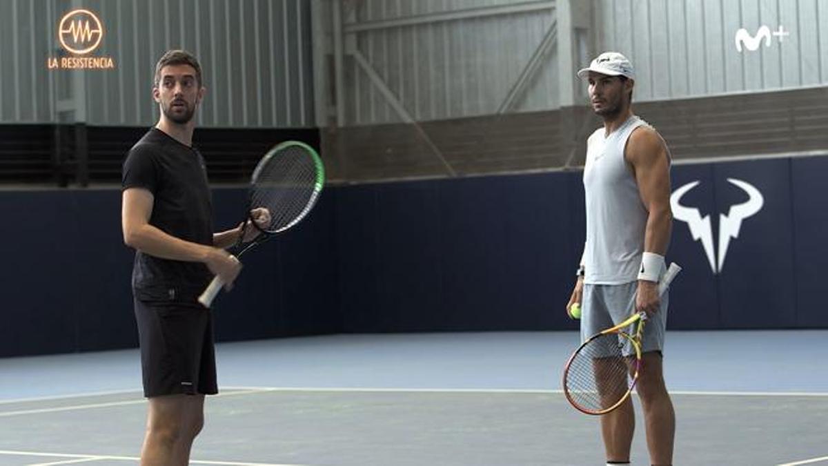 David Broncano jugando a tenis con Rafa Nadal