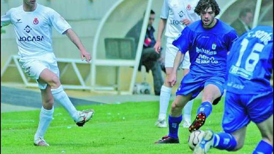 Jon Carrera, a la derecha, trata de cortar un pase del ex oviedista Pablo López en el partido contra la Cultural.