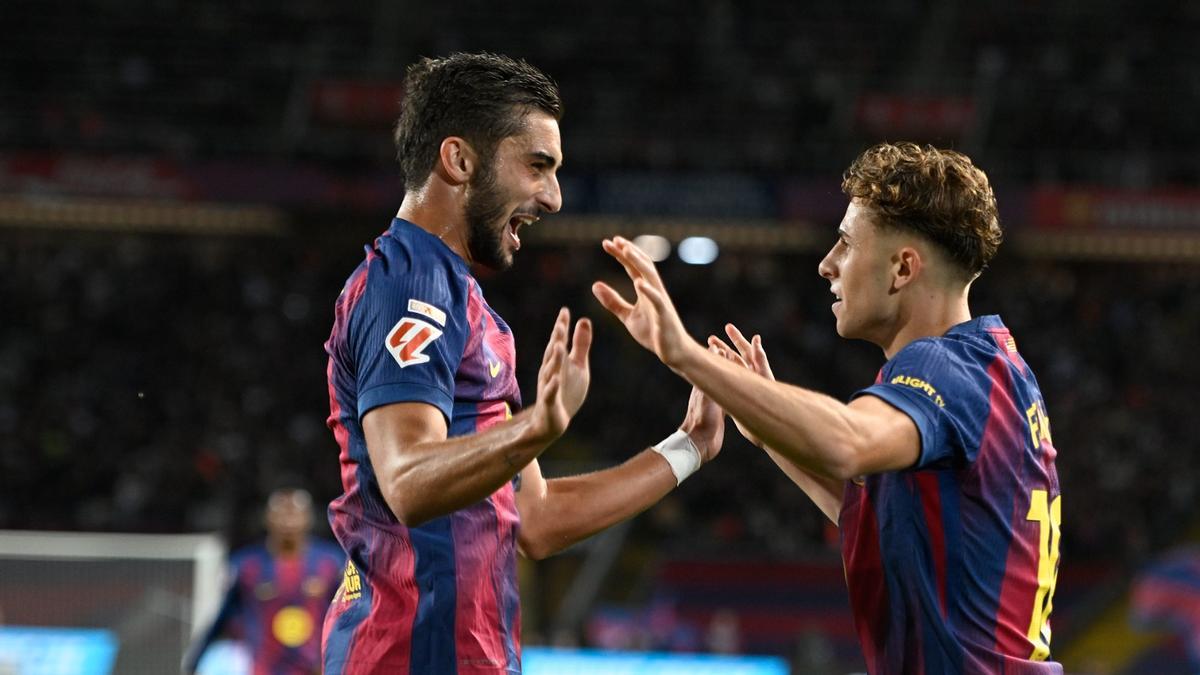 Ferran y Fermin celebran el segundo gol del Barça ante el Elche.