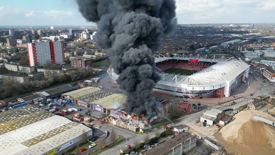 Un grave incendio obliga a suspender un partido en Inglaterra