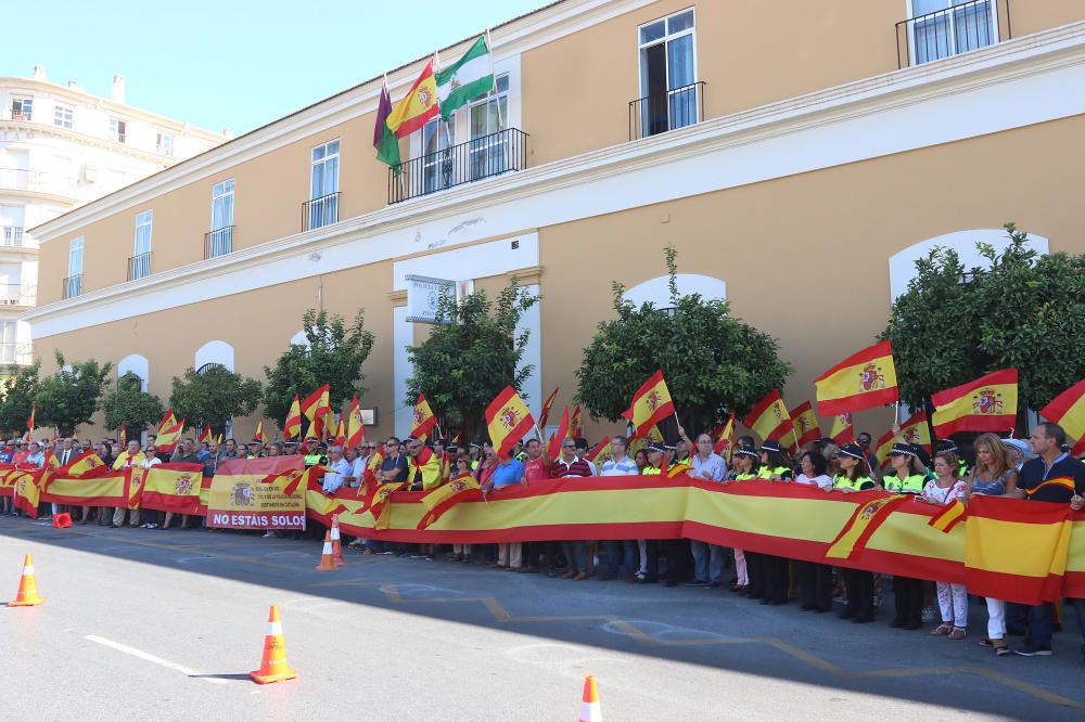 La Policía Local de Málaga organiza ante su sede una concentración en apoyo de los policías nacionales y los guardia civiles que se han desplazado a Cataluña con motivo del referéndum del 1-O