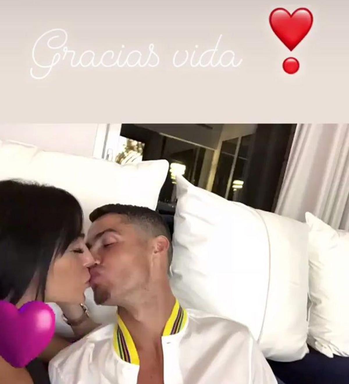 Cristiano Ronaldo y Georgina Rodríguez se dan un beso