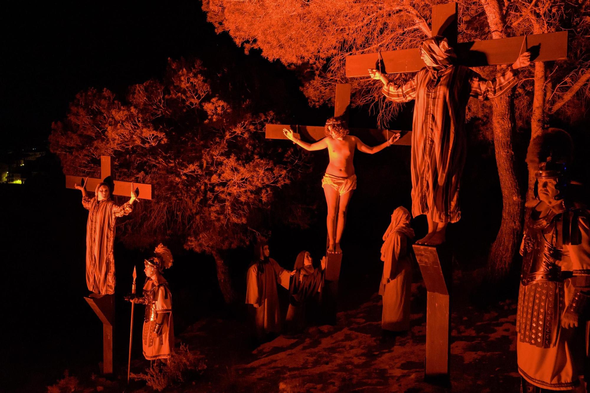 Actores y actrices amateurs escenifican “La Passió” de La Nucia en la noche del Jueves Santo