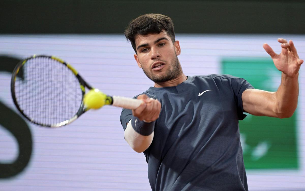 Carlos Alcaraz Garfia juega un regreso de derecha al holandés Jesper De Jong durante su partido individual masculino en la cancha Philippe-Chatrier en el cuarto día del torneo de tenis del Abierto de Francia en el Complejo Roland Garros en París el 29 de mayo de 2024.