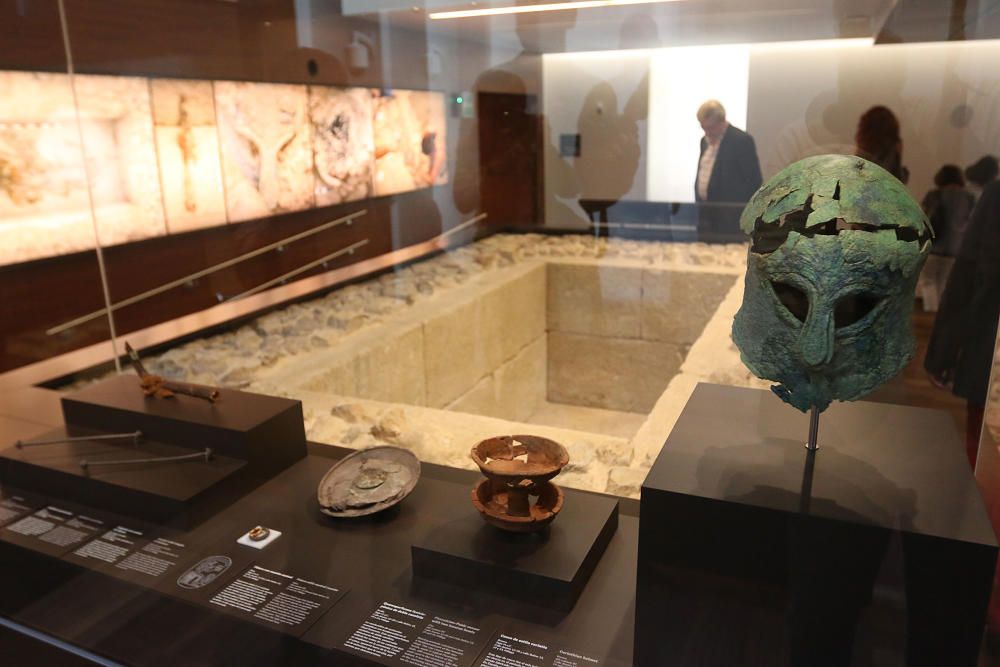 Rosa Aguilar, acompañada por integrantes de la Plataforma de la Aduana y la Asociación de Amigos del Museo de Málaga, ha visitado las instalaciones que, por el momento, siguen sin fecha de apertura co