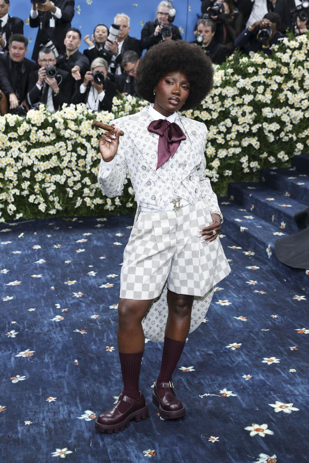 NEW YORK (United States), 06/05/2025.- Doechii poses on the red carpet for the 2025 Met Gala, the annual benefit for the Metropolitan Museum of Art's Costume Institute, in New York, New York, USA, 05 May 2025. The event coincides with the Met Costume Institute's spring 2025 exhibition ‘Superfine: Tailoring Black Style’ which will be on view from 10 May 2025 through 26 October 2025. (Nueva York) EFE/EPA/JUSTIN LANE