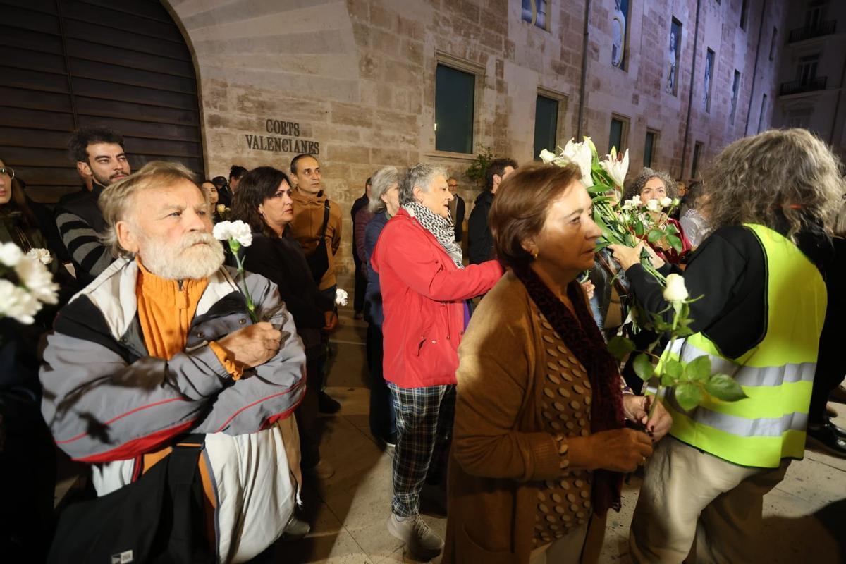 Decenas de valencianos se concentran frente a las Corts para pedir el enjuiciamiento de Mazón por su gestión de la dana