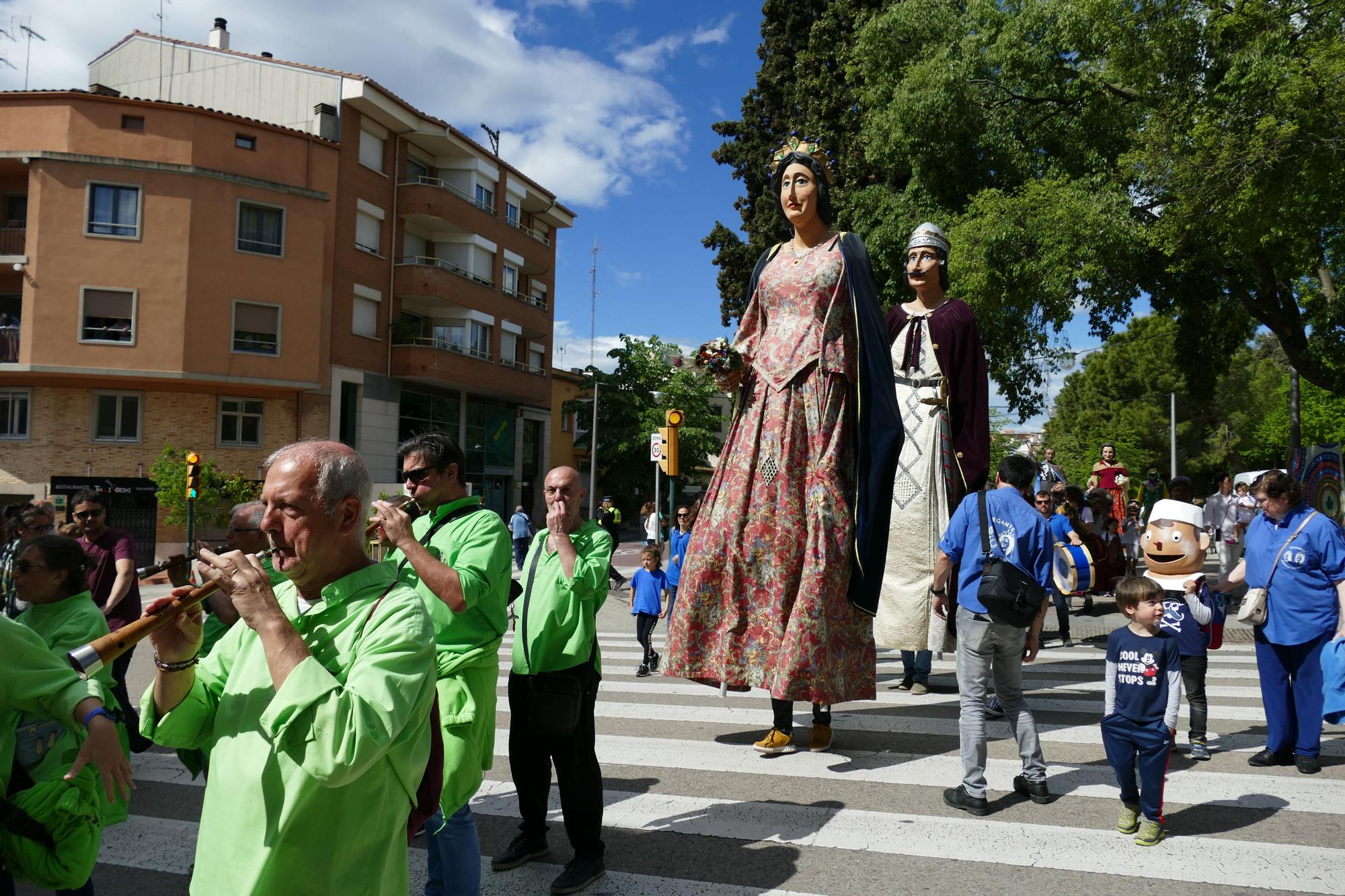 Vuit colles gegants passegen pel centre de Figueres