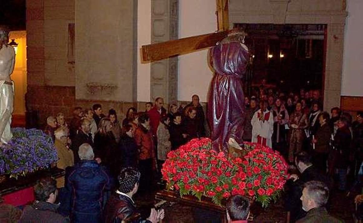 El inicio del vía crucis, a las siete de la mañana, en la iglesia parroquial.