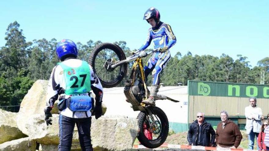 Uno de los participantes en el Trial Bueu, organizado por el Motoclub Aldán y el Concello de Bueu.  // G.N.