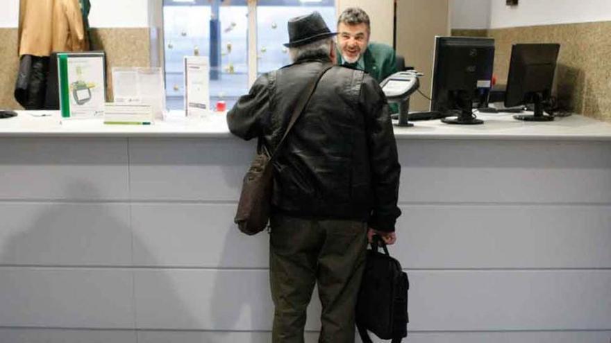 Un viajero saca un billete en la nueva zona de taquillas de la estación de Zamora.