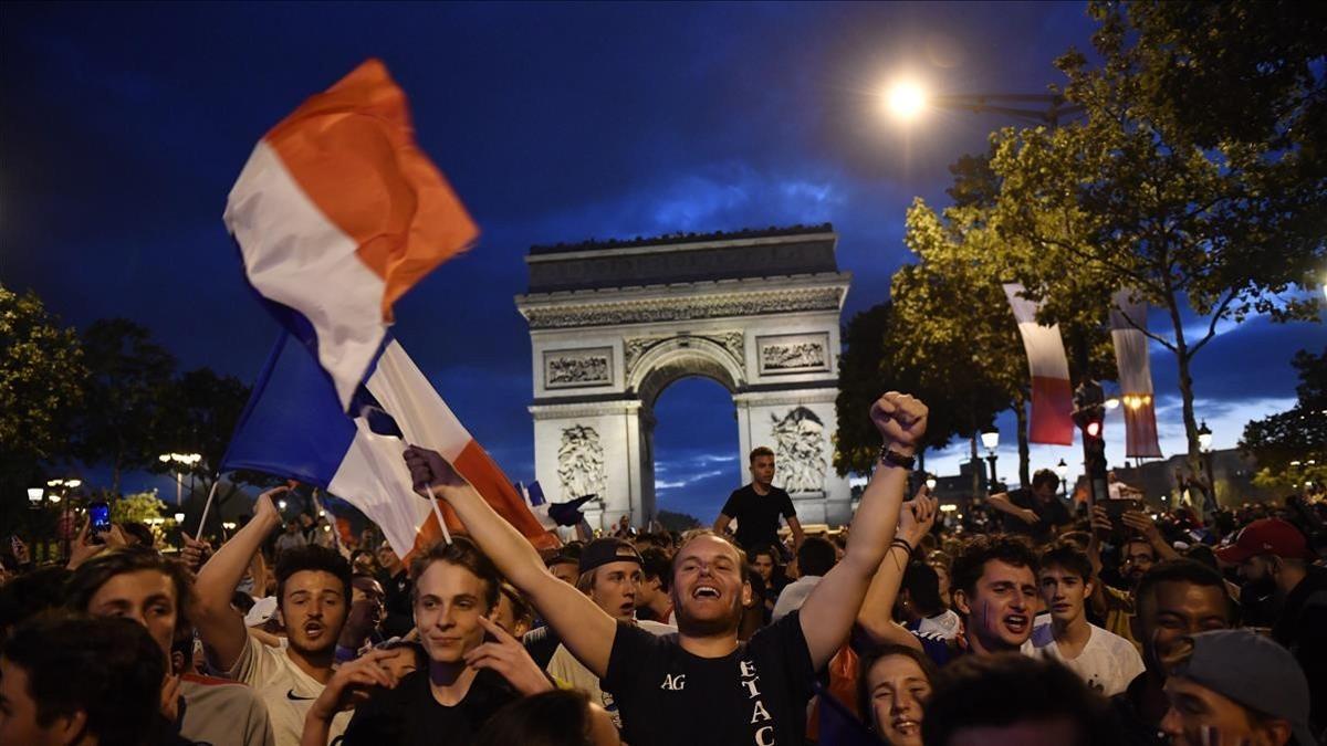Los aficionados franceses celebran en París la victoria sobre Bélgica que le dio el pase a la final.