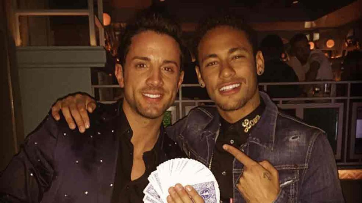 Neymar, con el mago Mag Lini