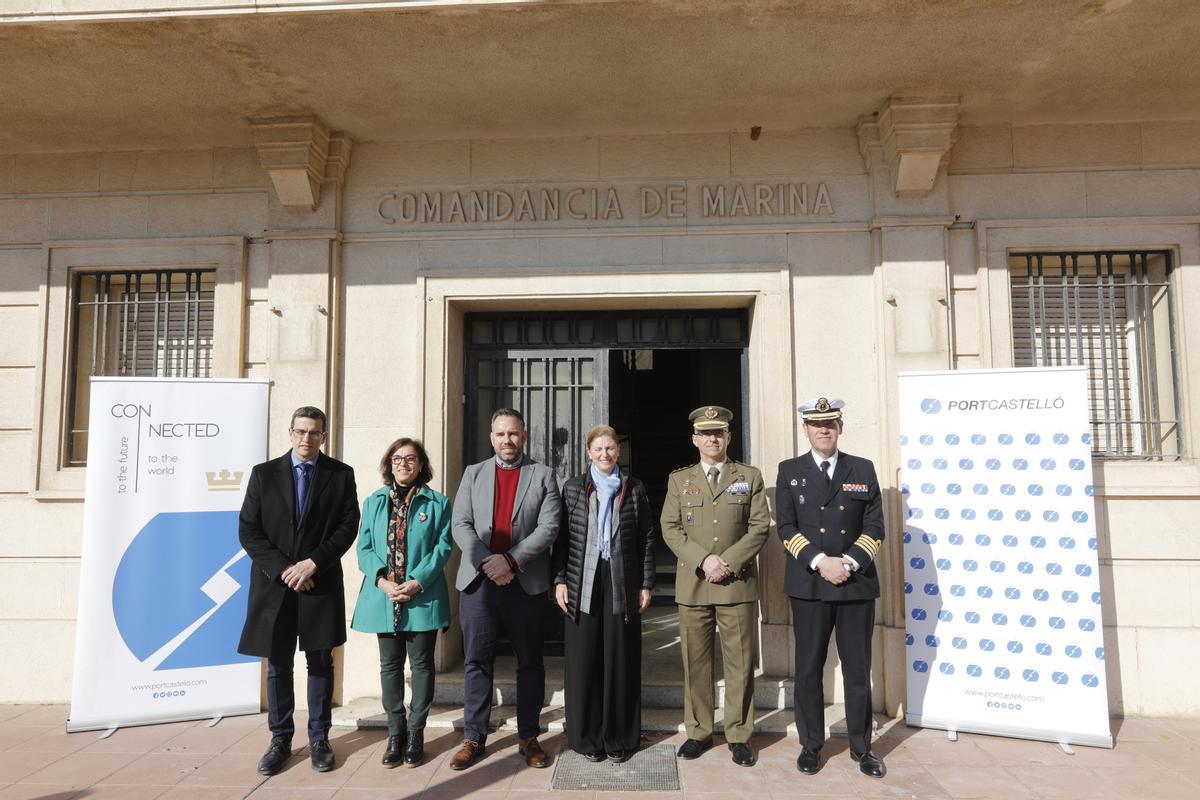 Las autoridades, en la entrada del edificio.