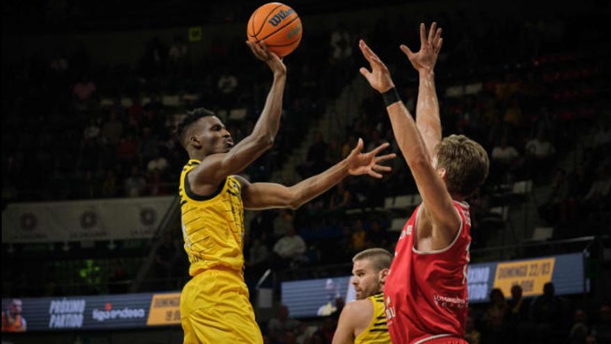 Konate lanza a canasta ante la oposición de Desiron.