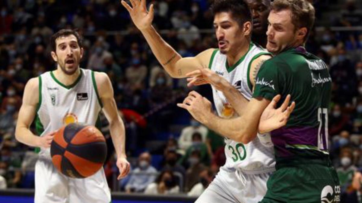 Una acció de l’Unicaja-Joventut | ÁLVARO CABRERA/EFE